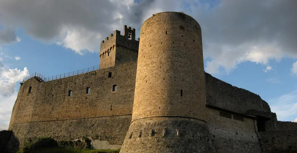 Rocca di Staggia senese bastione fortificato della cinta muraria