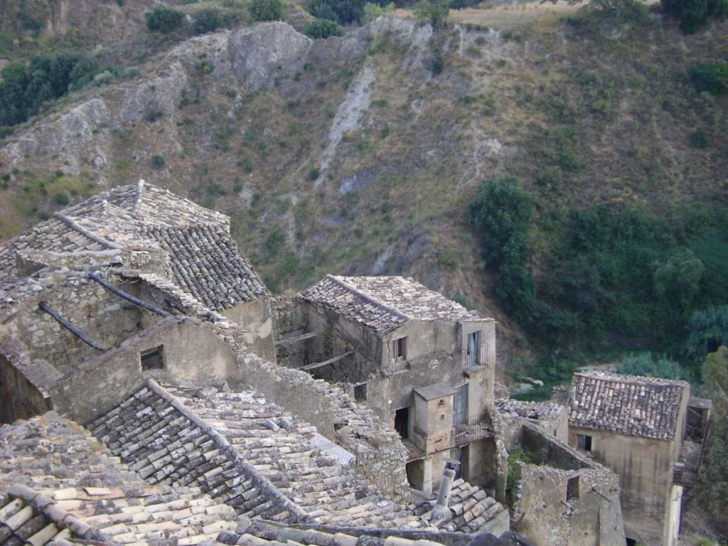 Badolato (Catanzaro) case diroccate