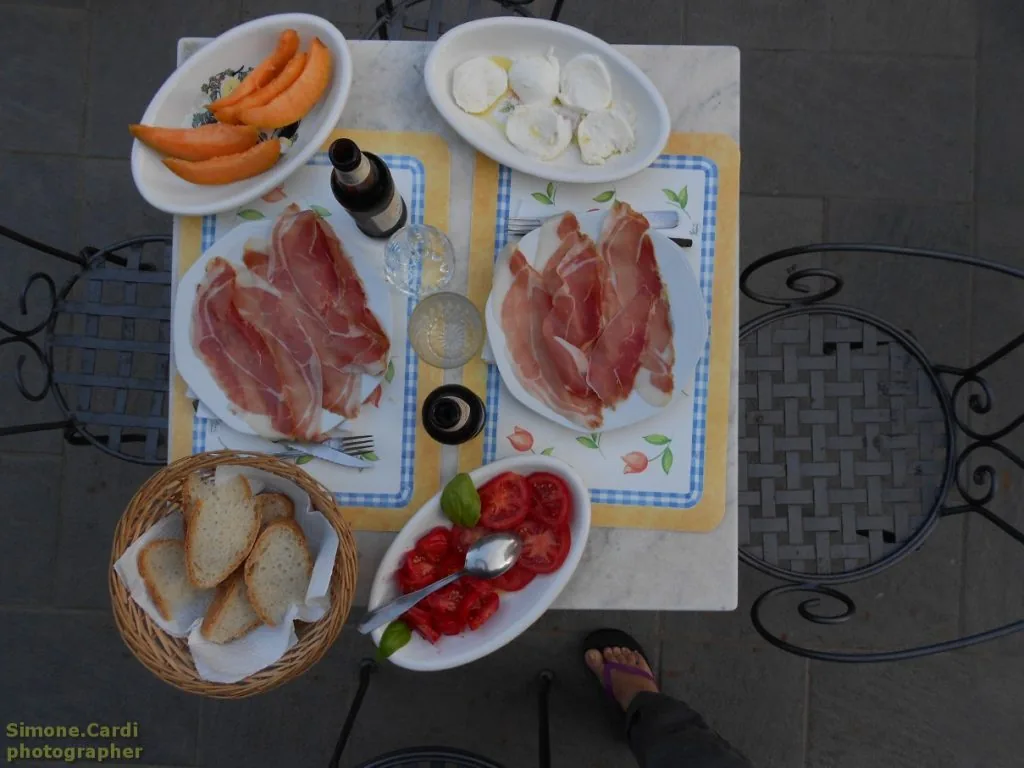 Cena toscana affettati e pane toscano di Beeontour