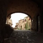 Montemerano volta della piazza del Castello