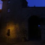 Poggio di Loro ingresso porta medievale foto notte