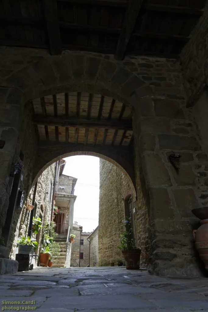 Ingresso porta medievale Poggio di Loro