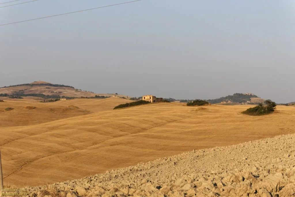Val di Cecina panorama casale collina fieno