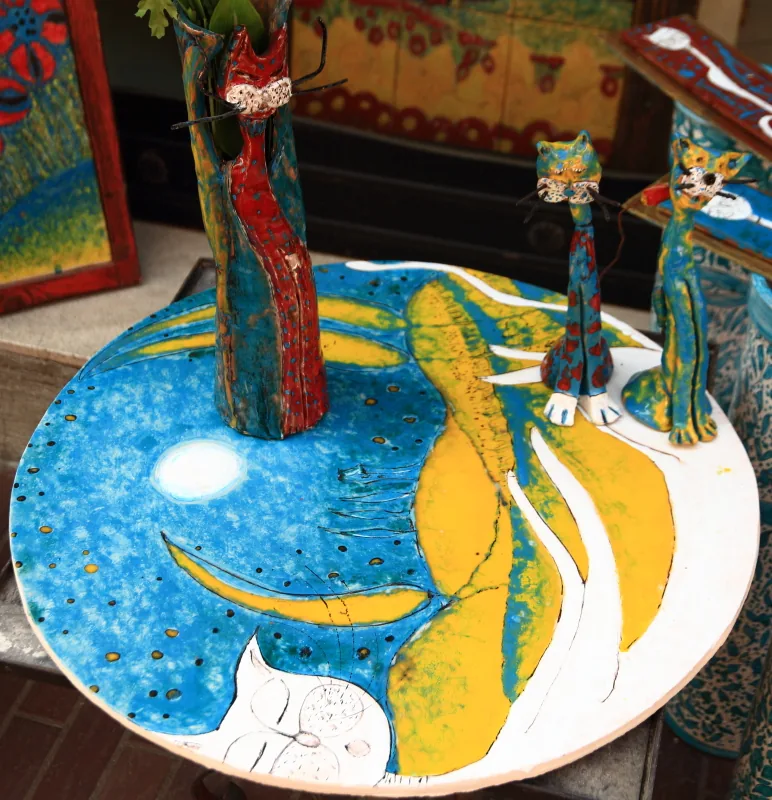 Piatto di ceramica di Montelupo Fiorentino colorata con gatti
