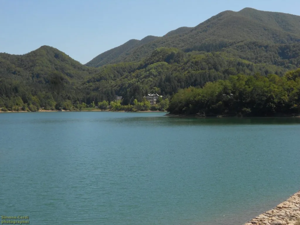 Lago del Brasimone vista. Parco regionale dei Laghi di Suviana e del Brasimone