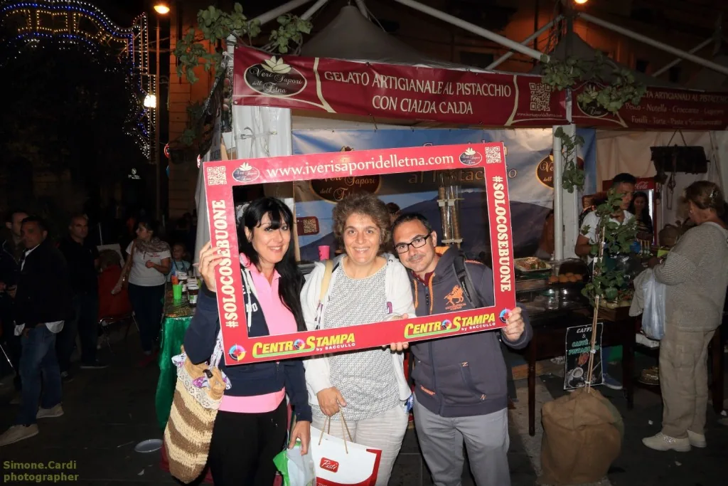 Beeontour foto di gruppo all'Expo del Pistacchio di Bronte