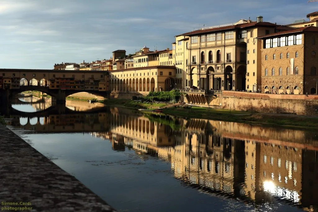 Vista dal Lungarno degli Uffizi e Ponte Vecchio a Firenze