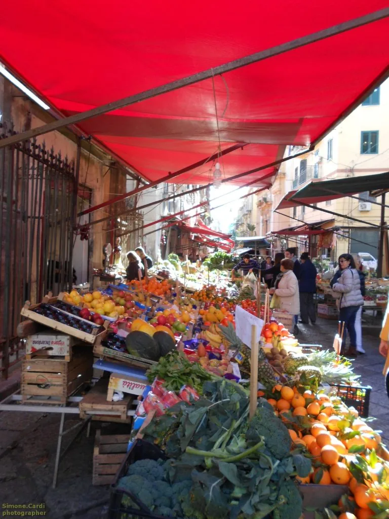 Mercato il Capo Palermo banco di frutta