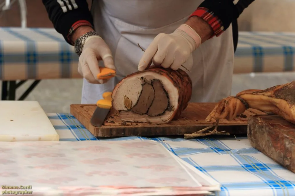 Mercatino La Via delle Spezie a San Giovanni Valdarno banco con porchetta