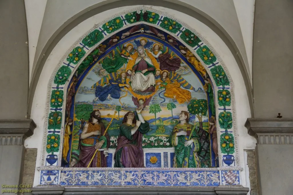 Giovanni della Robbia terracotta invetriata raffigurante la Madonna che offre la cintola a San Tommaso Apostolo (1510-1515).