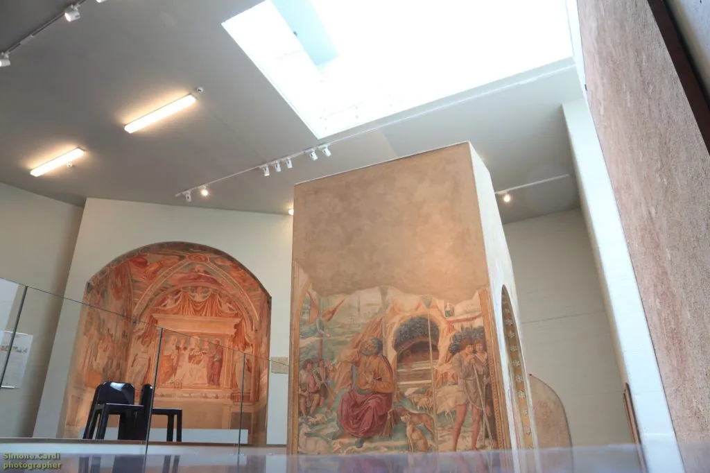 Museo BeGo interno i due tabernacoli e gli affreschi