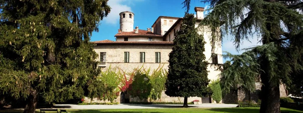 Castello della Manta esterni