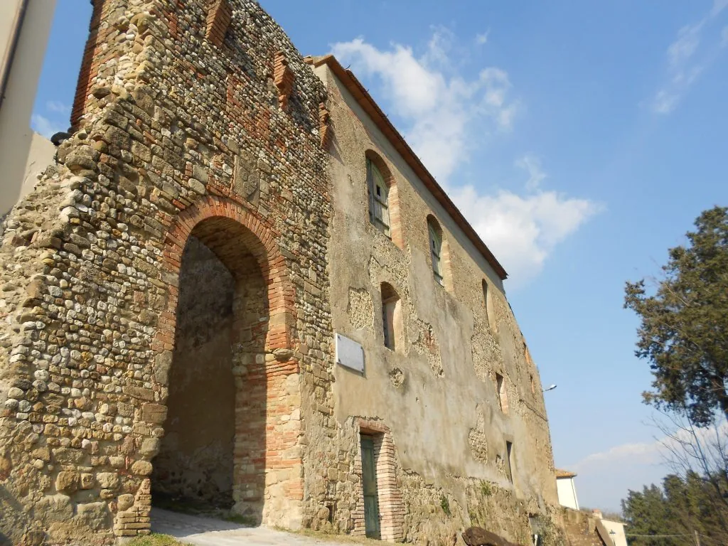 Porta del Castello di Lucardo