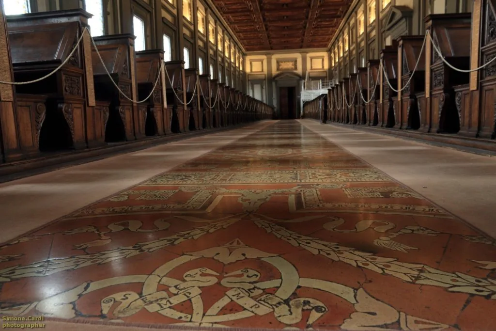 Biblioteca Medicea Laurenziana il pavimento in terracotta rossa e bianca, realizzato a partire dal 1548 da Santi Buglioni su disegno del Tribolo.