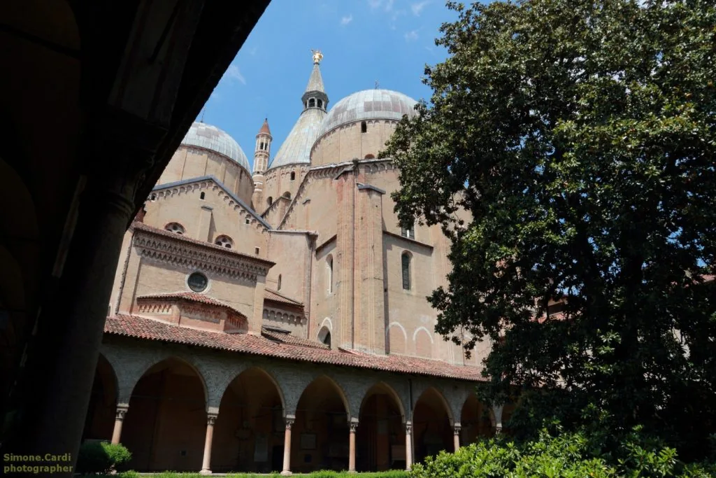 Padova la Basilica di Sant'Antonio dal chiostro interno