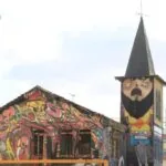 Olhao, Portogallo, murales casa in rovina, incrocio con Rua Pedro Ninil