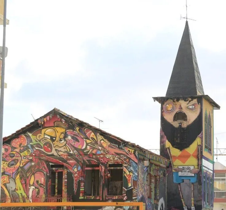 Olhao, Portogallo, murales casa in rovina, incrocio con Rua Pedro Ninil