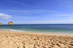 Portogallo, Algarve, Praia Marinha: spiaggia di sabbia