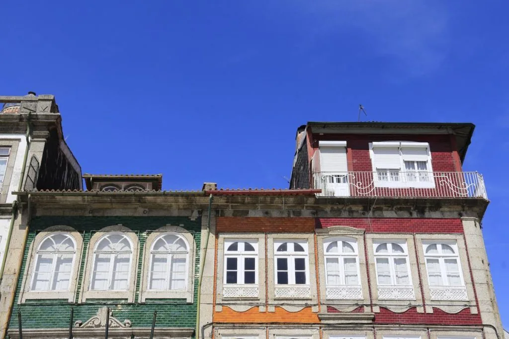 Guimaraes, Portogallo: palazzi colorati centro storico