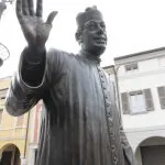 statua don Camillo Fernandel piazza di Brescello