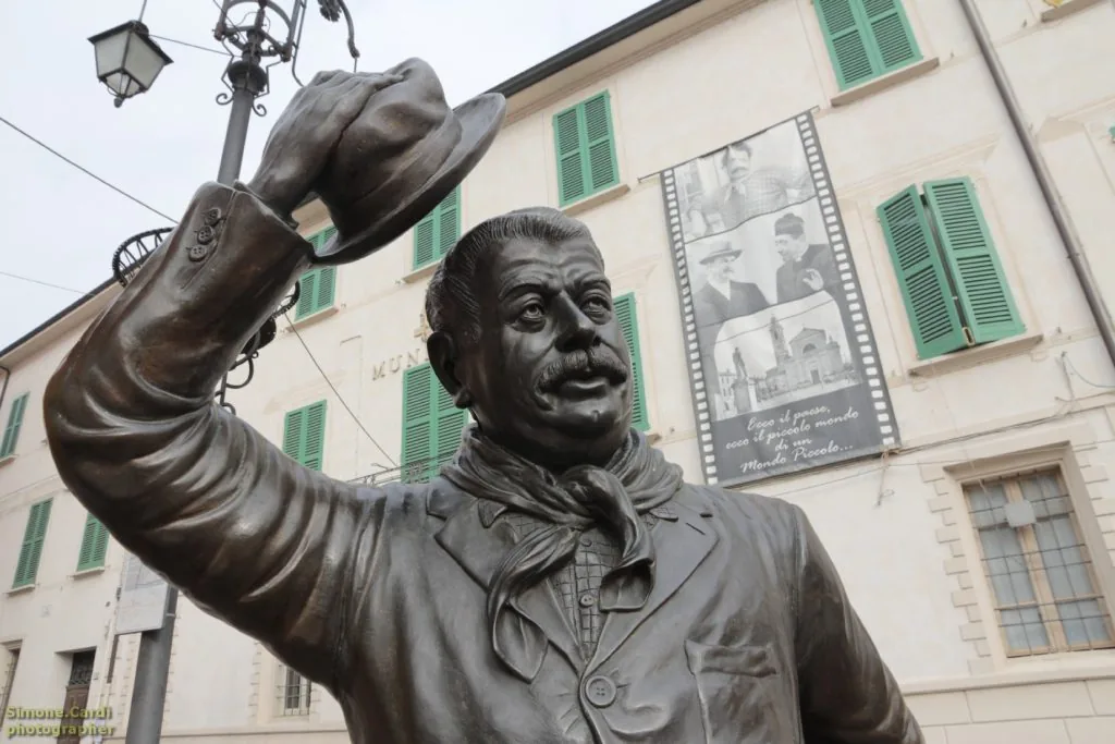 statua Peppone Gino Cervi piazza di Brescello