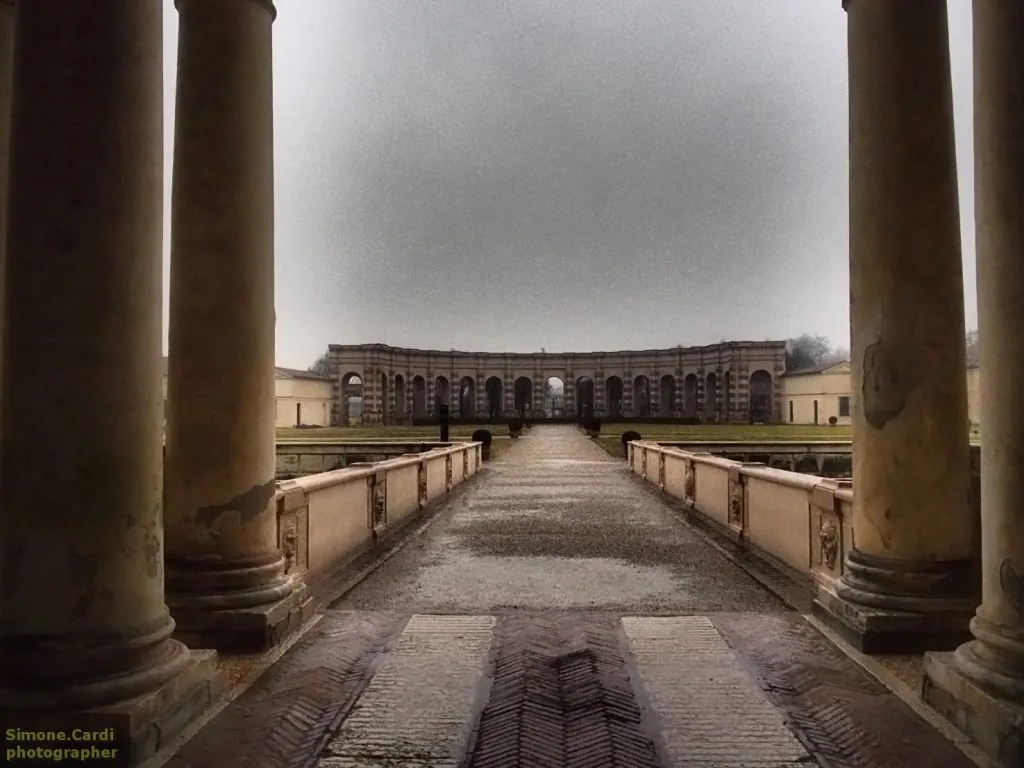 Mantova_Palazzo_Te_esedra_esterna