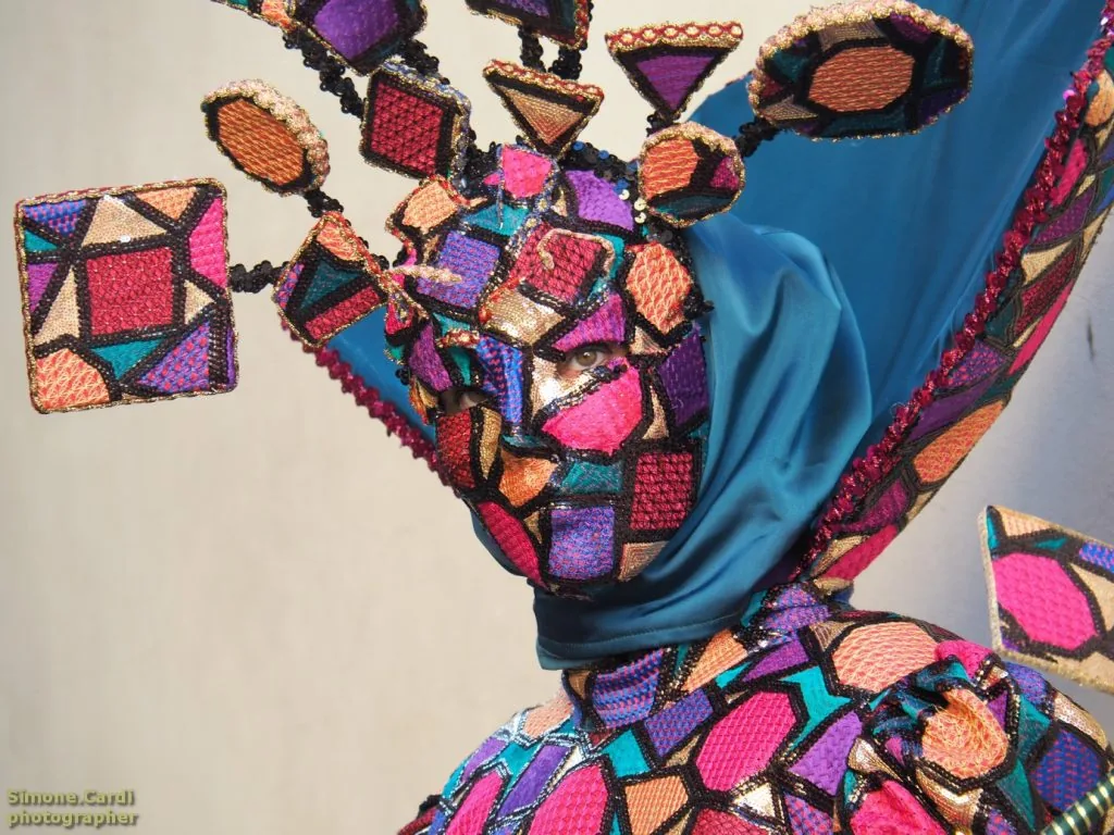 maschera Arlecchino in stile veneziano al Carnevale dei figli di Bocco