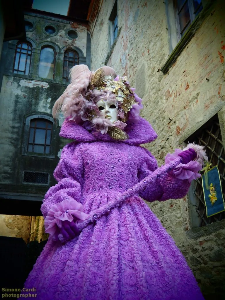 Dama del settecento costume e maschera veneziana al Carnevale dei figli di Bocco 2017
