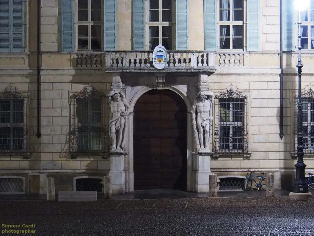 Mantova, centro storico, palazzo con statue giganti