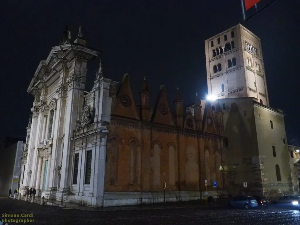 Mantova duomo foto notturna