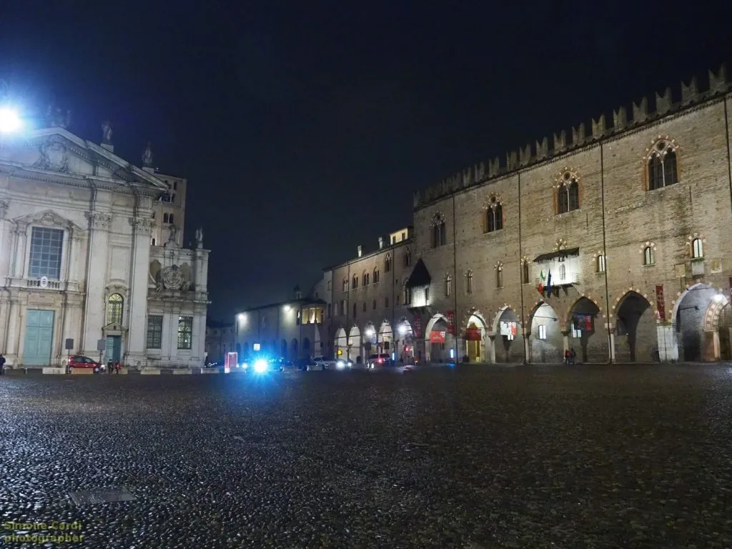 Mantova la faccia di Palazzo Ducale foto notturna