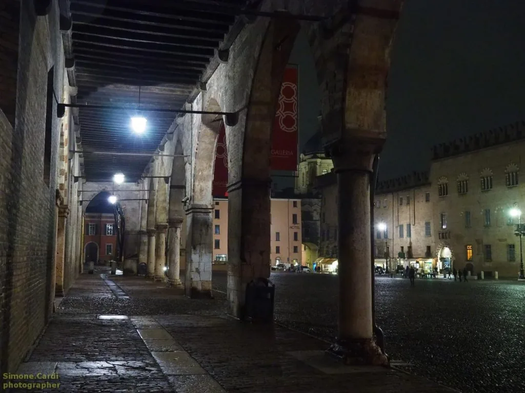 Mantova piazza del Palazzo Ducale di sera