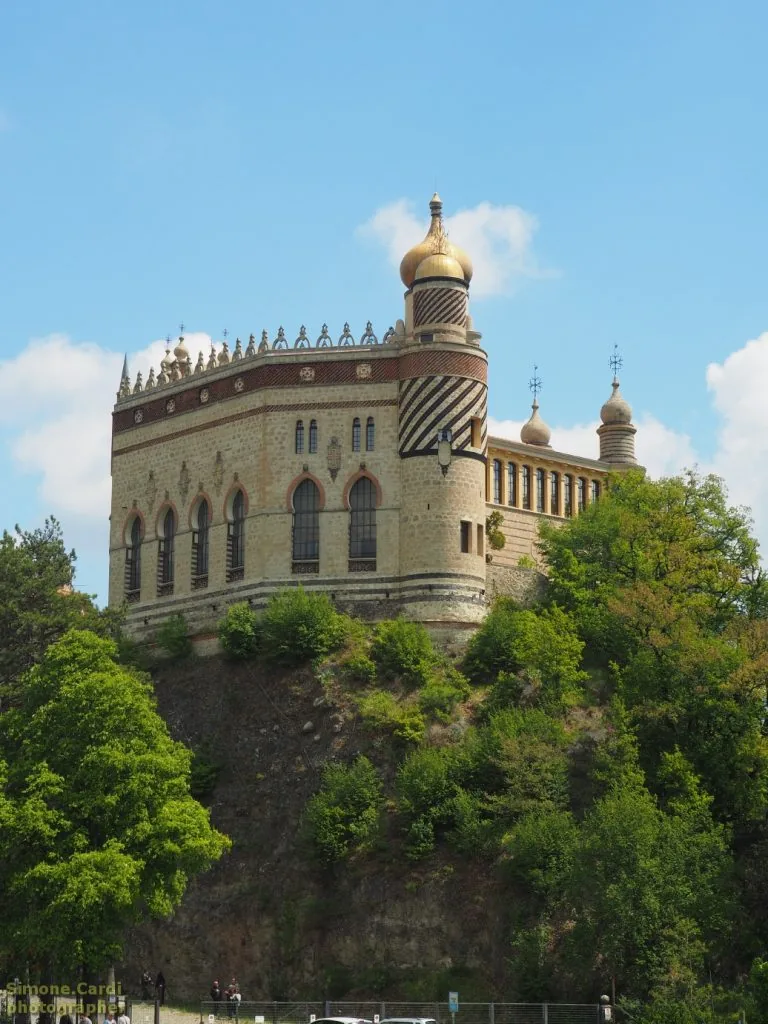 rocchetta mattei esterno
