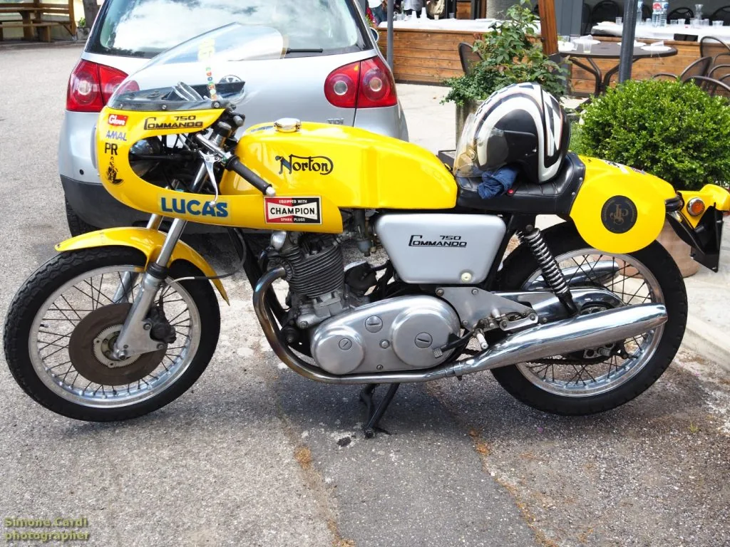 Norton 750 Commando, esterno Bar Scarpaccia