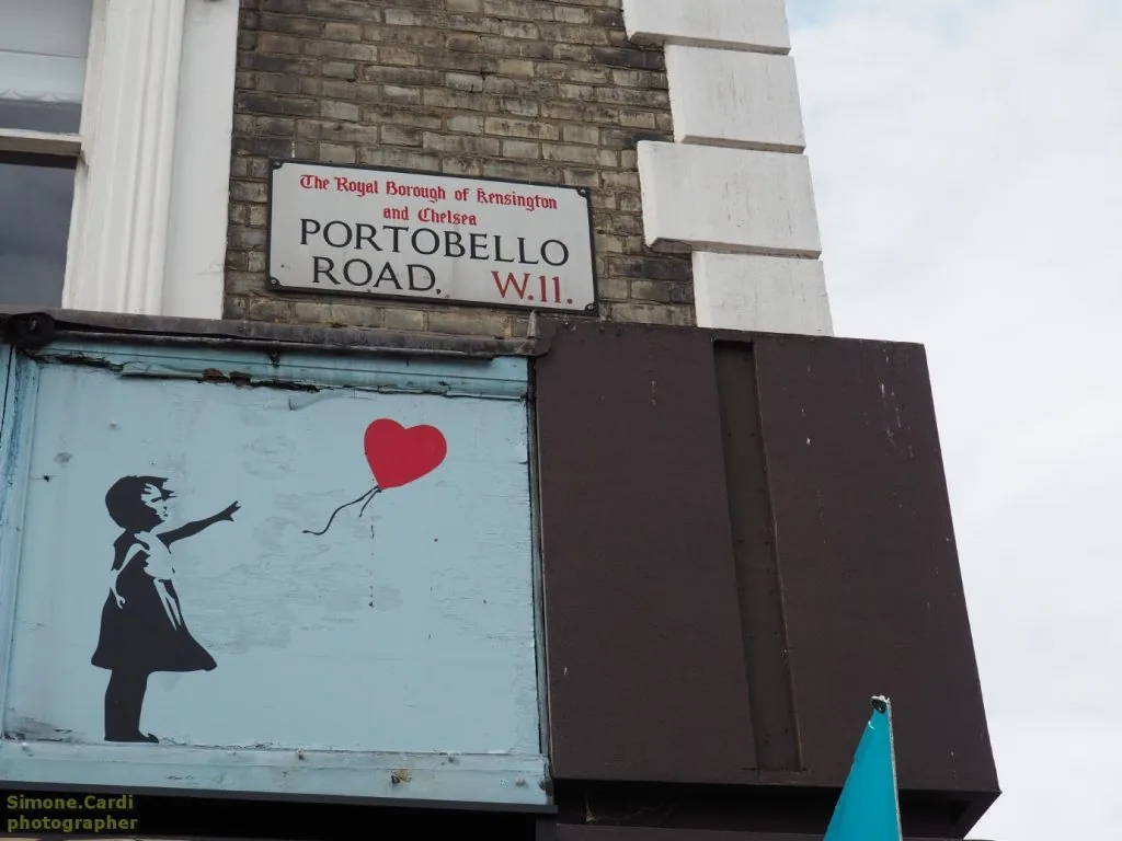 UK, Londra, Portobello Road: Balloon Girl Bansky
