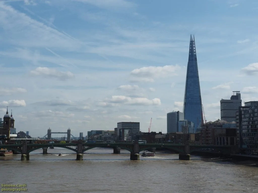 UK, Londra, il Southwark Bridge e sullo sfondo il profilo delle due torri del Tower Bridge. A lato The Shard di Renzo Piano.