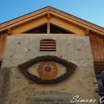 Borgo di Mezzano, facciata casa con installazione
