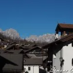 Dolomiti e tetti nel Borgo di Mezzano