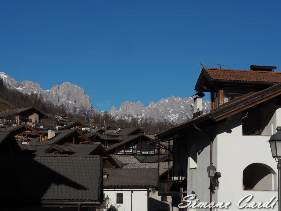 Dolomiti e tetti nel Borgo di Mezzano