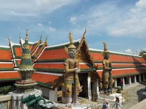 Thailandia, Bangkok - Palazzo Reale, tetto e guerrieri