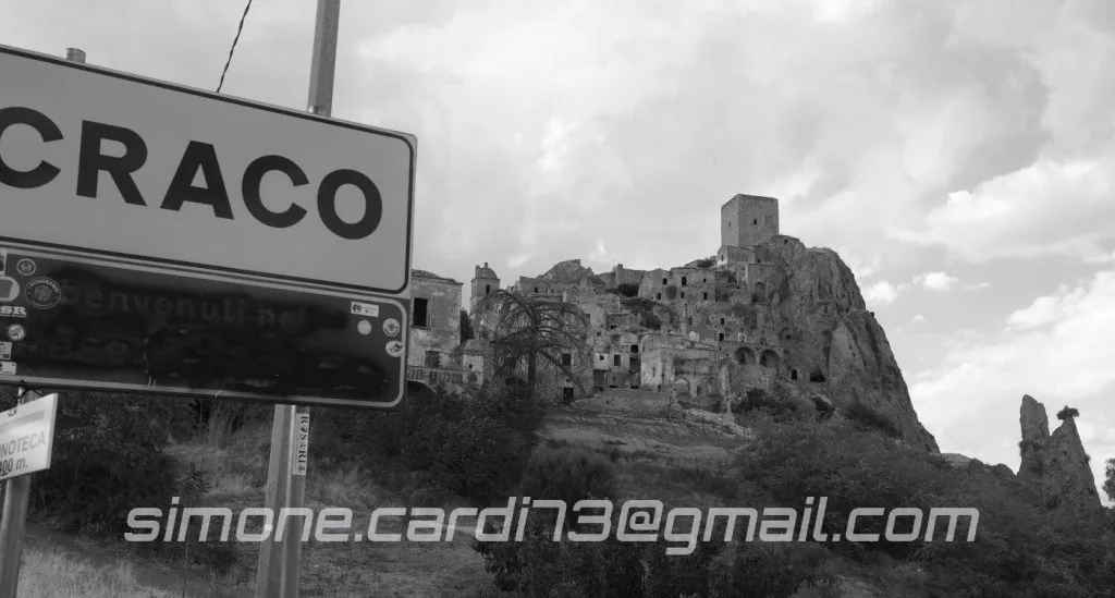Craco Basilicata: cartello bianco e nero