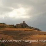 Craco in Basilicata panorama con campo di grano al tramonto