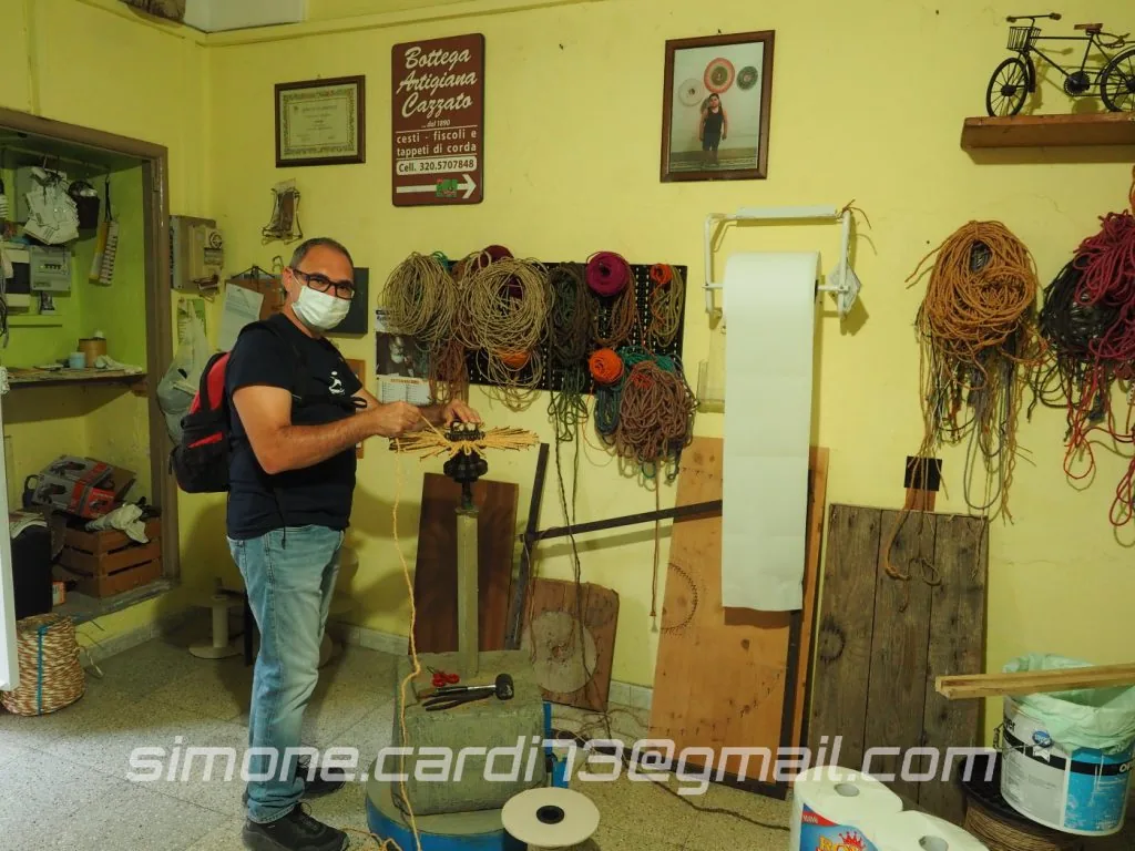 Simone Beeontour nella bottega artigiana Cazzato a Specchia