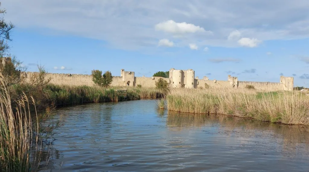Mura fortificate Aigues Mortes in Camargue, Francia