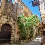 Vicolo del borgo di Gordes in Provenza, Francia