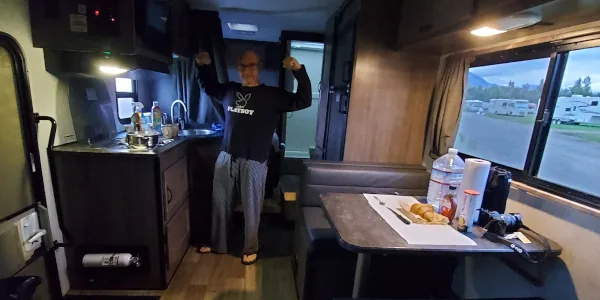 Simone Beeontour in camper in Alaska, USA: interno RV American Cruise
