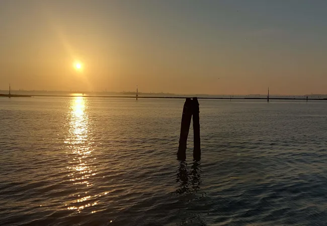 Vista della Laguna di Venezia dal camping Fusina al tramonto