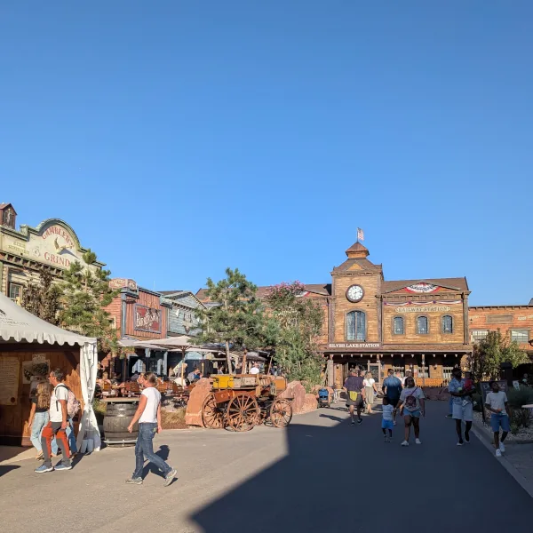 La main street del villaggio Silver Lake City a Europa Park Viaggio in camper con nipoti a Europa Park: villaggio Far West Europa Park, la main street con negozi e ristoranti