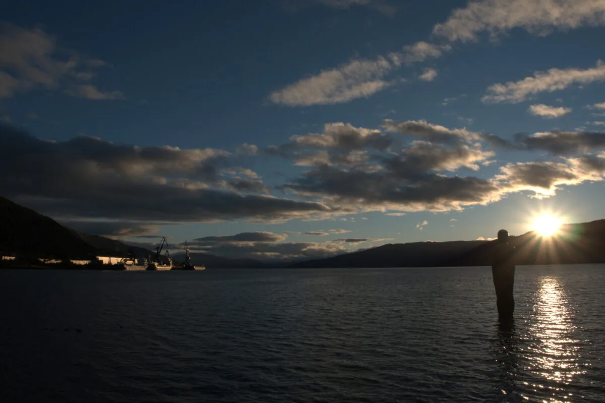 Statua nell'acqua a Mo i Rana in Norvegia, fiordo al tramonto