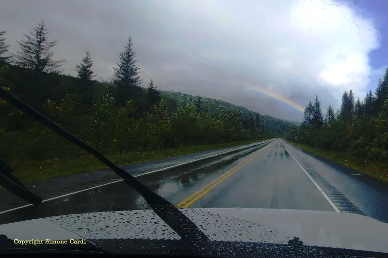 Arcobaleno su una strada in Alaska, USA